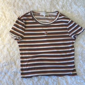 This shirt has a cute flower in the middle and gives of autumn vibes🍂 🎃